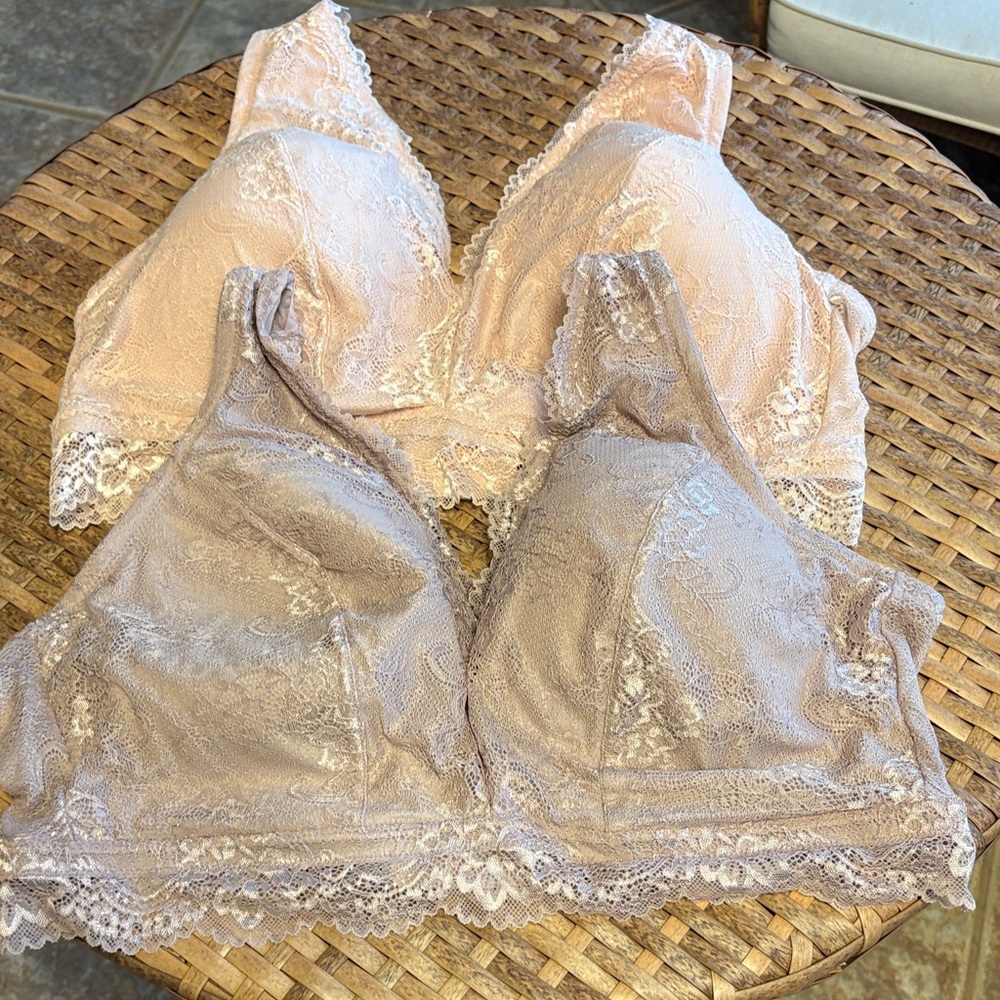 NWT 3x. 2 pack of two different colors Dreamfit Elegant Lace Bralette in Cream